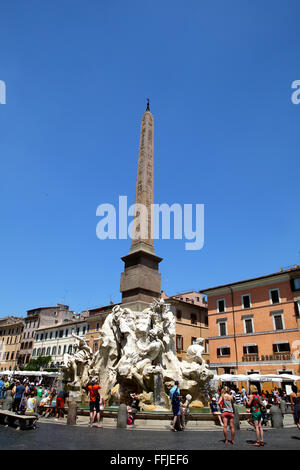 La Fontana dei Quattro Fiumi del Bernini (Fontana dei Quattro Fiumi) in piedi in Piazza Navona a Roma. Foto Stock