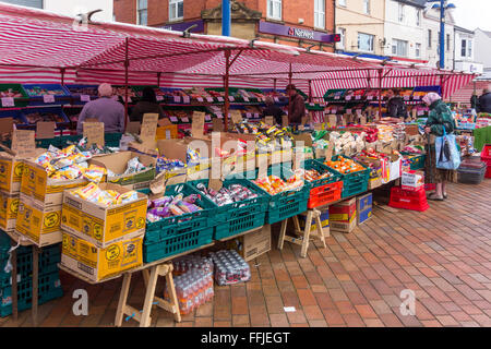 Una signora anziana shopping a buon cibo e masserizie in stallo il mercato settimanale in redcar cleveland North Yorkshire Regno Unito Foto Stock