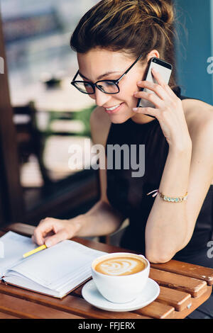 Affascinante ragazza parlando al telefono Foto Stock