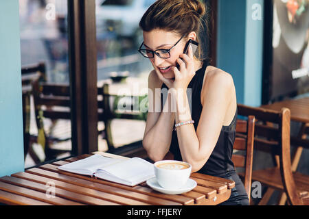 Affascinante ragazza parlando al telefono Foto Stock