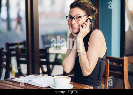 Affascinante ragazza parlando al telefono Foto Stock