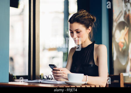 Affascinante ragazza parlando al telefono Foto Stock