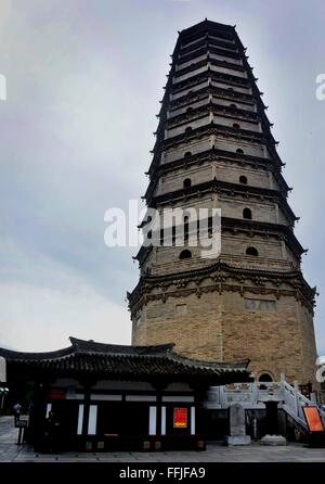 Pechino, Cina. 9 Luglio, 2014. Foto scattata il 9 luglio 2014 mostra una pagoda a Tempio Famen nella contea di Fufeng, Cina nord-occidentale della provincia di Shaanxi. La pagoda fu inizialmente costruito nel 1579 della Dinastia Ming, e ricostruito negli anni ottanta. © Wang Song/Xinhua/Alamy Live News Foto Stock