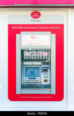 Un rosso UK Post Office ATM la fornitura di servizi da parte della Bank of Ireland buco nel muro macchina di denaro Foto Stock
