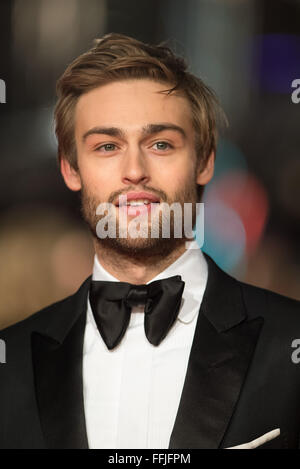 Londra, Regno Unito. 14 Febbraio, 2016. Attore Douglas Booth arriva al EE British Academy Film Awards, premi BAFTA, presso la Royal Opera House di Londra, Inghilterra, il 14 febbraio 2016. Credito: dpa picture alliance/Alamy Live News Foto Stock