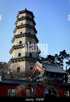 Pechino, Cina. Undicesimo Dec, 2014. Foto scattata a Dic. 11, 2014 mostra un pagoba Jinci al tempio di Taiyuan, capitale del nord della Cina di nella provincia di Shanxi. La Pagoda fu costruito in Sui dinastia (581-618) © Wang Song/Xinhua/Alamy Live News Foto Stock