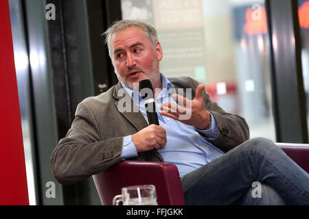 Bambini Chisa Laureate Riddell a chiacchierare con il custode di Julia Eccleshare a Brighton libreria Jubliee. Foto Stock