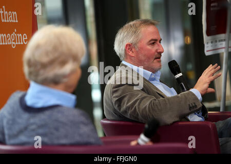 Bambini Chisa Laureate Riddell raffigurato nella conversazione con i guardiani Julia Eccleshare a Brighton libreria Jubliee. Foto Stock