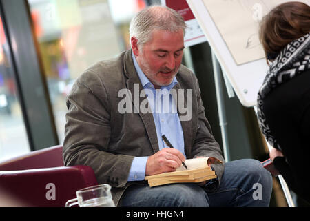 Bambini Chisa Laureate Riddell raffigurato nella conversazione con i guardiani Julia Eccleshare a Brighton libreria Jubliee. Foto Stock