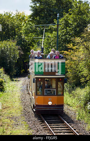 Il Dorset Seaton tramvia a scartamento ridotto tram elettrico in esecuzione in Ax valle a Colyford e l'antica città di Colyton Foto Stock