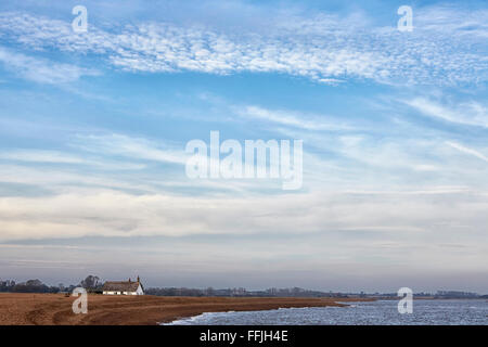 Suffolk Street Shingle cottages piccolo borgo costiero alla foce del fiume minerale e Alde Orford Ness Foto Stock