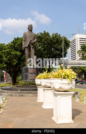 JAKARTA - 10 Agosto: La statua di Mohammad Husni Thamrin (o populary noto come MH Thamrin), situato sulla città di Medan Merdeka Selatan, J Foto Stock