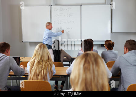 I giovani studenti in classe economica gli studi presso università Foto Stock