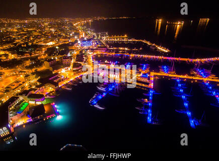 Antenna vista notturna della bella Marina nella città di Limassol a Cipro. Un modernissimo, high end e recentemente sviluppata area dove yac Foto Stock