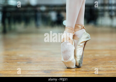 Immagine ritagliata di una femmina di ballerina in piedi sulle dita dei piedi Foto Stock