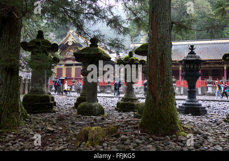 Al Santuario di Toshogu, il tempio, a pagoda, edificio religioso in Nikko, Giappone, Asia. Monumento giapponese, pietra miliare asiatica, viaggi, persone Foto Stock