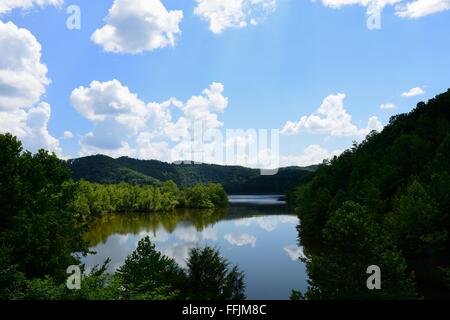 Questa bella immagine è stata catturata nella grotta di Paragon eseguire il lago nella parte orientale del Kentucky. Foto Stock