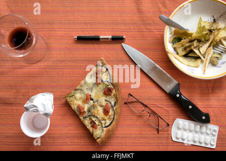 Concetto di termine di una pausa per il pranzo in un piatto di fotografia laici Foto Stock