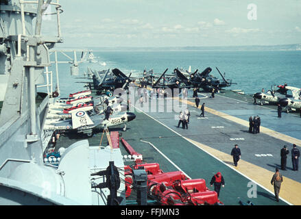 HMS Eagle 1958 La preparazione per il volo Foto Stock