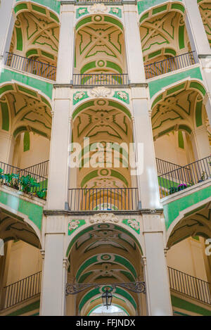 Napoli palazzo, la famosa doppia scalinata di volo nel Palazzo dello Spagnolo, Napoli, progettato dall'architetto barocco Ferdinando Sanfelice Foto Stock