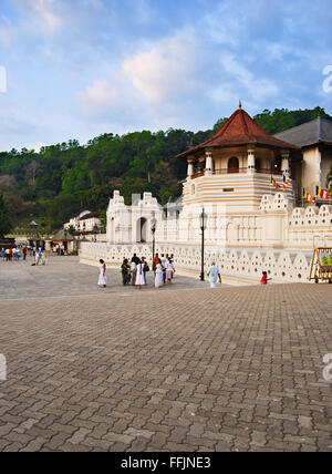 KANDY, SRI LANKA - 26 febbraio 2011: il famoso tempio buddista di Tempio della Reliquia del Dente (Dalada Maligawa). Foto Stock