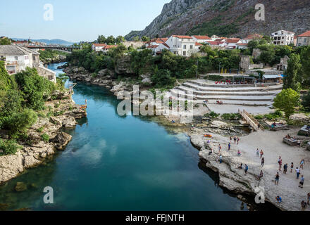 Vista aerea da Stari Morst (Ponte Vecchio) oltre il fiume Neretva, centro storico della città di Mostar, Bosnia Erzegovina Foto Stock