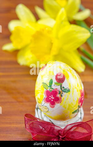 Dipinti a mano e decorati decoupage uova di Pasqua Foto Stock