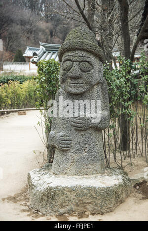 La statua di Harubang è un comune simbolo di fertilità sull'Isola di Jeju in Corea. Foto Stock