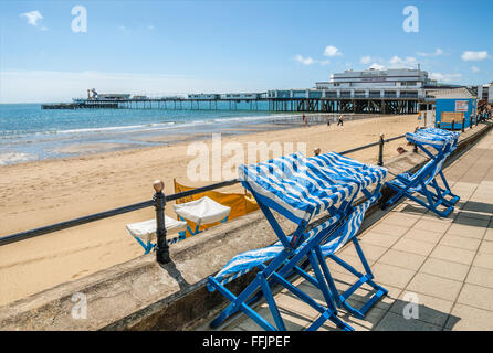 Sedie a sdraio a Sandown Beach presso l'Isola di Wight, nel sud dell'Inghilterra Foto Stock