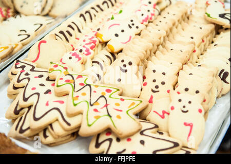 A forma di orso cookie e di un albero di Natale di biscotti a forma di Foto Stock