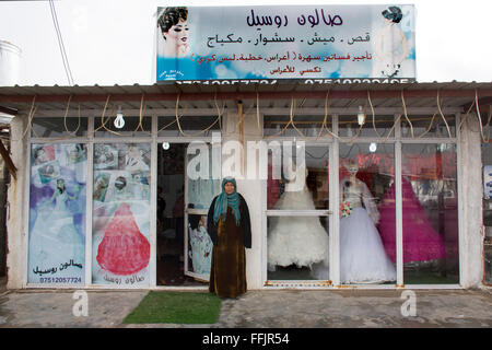 Curda matrimonio tradizionale Barika in un campo di rifugiati in Iraq Foto Stock