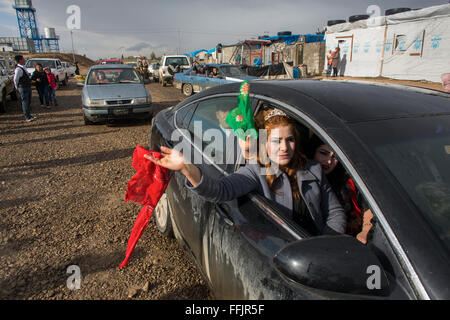 Curda matrimonio tradizionale Barika in un campo di rifugiati in Iraq Foto Stock