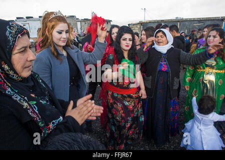 Curda matrimonio tradizionale Barika in un campo di rifugiati in Iraq Foto Stock