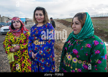 Curda matrimonio tradizionale Barika in un campo di rifugiati in Iraq Foto Stock