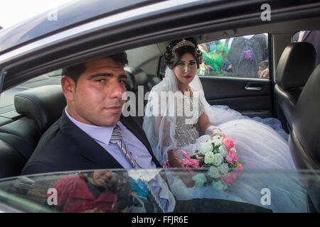 Curda matrimonio tradizionale Barika in un campo di rifugiati in Iraq Foto Stock