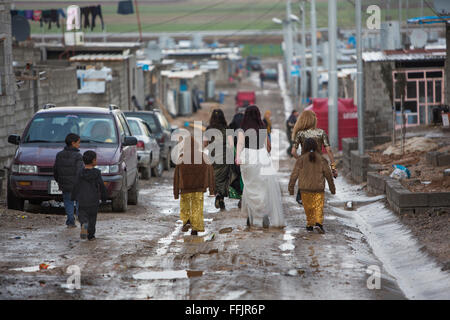 Curda matrimonio tradizionale Barika in un campo di rifugiati in Iraq Foto Stock