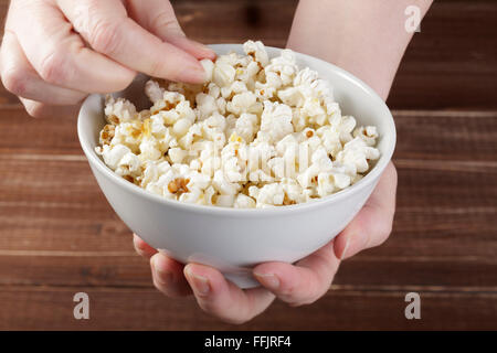 Mani ciotola di pop-corn Foto Stock