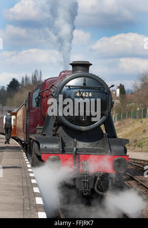 48624 LMS 8f nella classe 2-8-0 motore a vapore a Leicester stazione ferroviaria nord, Great Central Railway, Leicestershire, Inghilterra, Regno Unito. Foto Stock