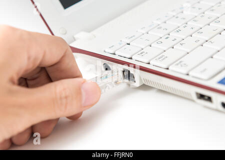 Il cavo LAN è il collegamento internet per laptop Foto Stock