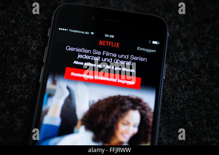 Duesseldorf, Germania. 15 Feb, 2016. Illustrazione - app di online servizio di streaming di Netflix è visibile sul display di un iPhone 6 a Duesseldorf in Germania, 15 febbraio 2016. Foto: Rolf Vennenbernd/dpa/Alamy Live News Foto Stock