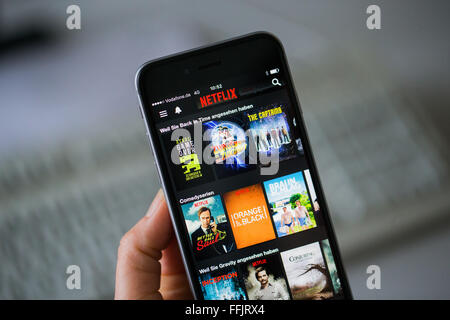 Duesseldorf, Germania. 15 Feb, 2016. Illustrazione - app di online servizio di streaming di Netflix è visibile sul display di un iPhone 6 a Duesseldorf in Germania, 15 febbraio 2016. Foto: Rolf Vennenbernd/dpa/Alamy Live News Foto Stock