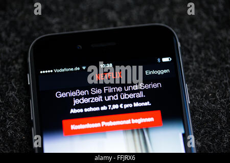 Duesseldorf, Germania. 15 Feb, 2016. Illustrazione - app di online servizio di streaming di Netflix è visibile sul display di un iPhone 6 a Duesseldorf in Germania, 15 febbraio 2016. Foto: Rolf Vennenbernd/dpa/Alamy Live News Foto Stock