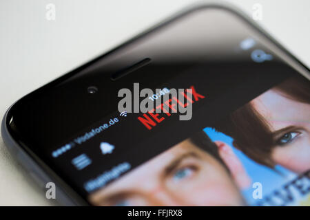 Duesseldorf, Germania. 15 Feb, 2016. Illustrazione - app di provider di streaming di Netflix è visibile sul display di un iPhone 6 a Duesseldorf in Germania, 15 febbraio 2016. Foto: Rolf Vennenbernd/dpa/Alamy Live News Foto Stock