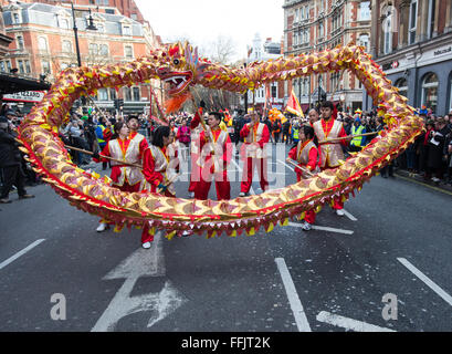 Migliaia di persone rivestite strade di Londra per il Capodanno cinese.Questo anno ha celebrato l Anno della Scimmia Foto Stock