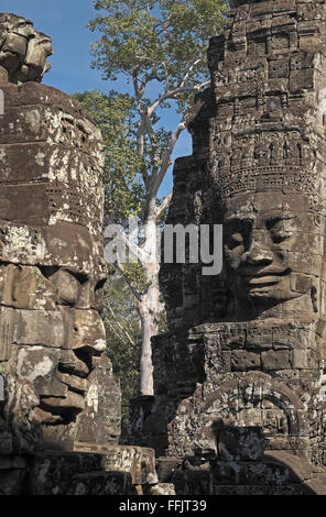 Enormi volti in pietra sulle torri del tempio Bayon, Angkor Thom, vicino a Siem Reap, Cambogia, in Asia. Foto Stock