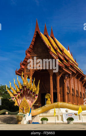 Tempio, costruzione in legno intagliate con motivi belle Prachuap Khiri Khan, Thailandia. Foto Stock