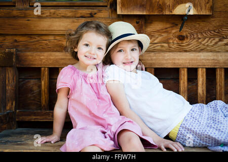 Ritratto di due bambine sul banco di lavoro Foto Stock