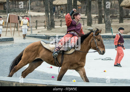 Seoul, Corea del Sud - 28 Gennaio 2016: il partecipante a le prodezze equestre atto, un breve acrobatica a cavallo di procedura eseguita Foto Stock