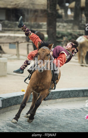 Seoul, Corea del Sud - 28 Gennaio 2016: il partecipante a le prodezze equestre atto, un breve acrobatica a cavallo di procedura eseguita Foto Stock