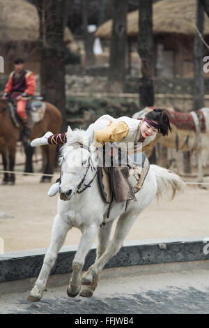 Seoul, Corea del Sud - 28 Gennaio 2016: il partecipante a le prodezze equestre atto, un breve acrobatica a cavallo di procedura eseguita Foto Stock